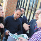 Elena Prieto se reunió con los vecinos que pidieron la pasarela.