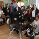 La consejera presenció la terapia con perros para enfermos de alzhéimer. RAMIRO