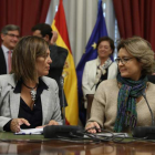 Milagros Marcos e Isabel García Tejerina, ayer, en la firma del convenio. J.J. GUILLÉN