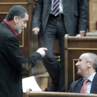 El diputado de Amaiur, Antigüedad, charla con el portavoz del PNV, Erkoreka, en el Congreso.