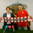 José Manzanera se encargó de la presentación del futbolista Jesús Álvarez. FERNANDO OTERO
