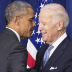 Obama y Biden estrechan sus manos cuando eran presidente y vicepresidente de EE UU. M. REYNOLDS