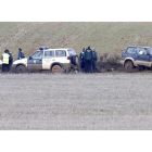 Los equipos de rescate trasladan el cuerpo sin vida de Luis Rodríguez Aller, tras sacarlo de su todoterreno situado al lado del vehículo de la Guardia Civil.