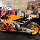 El Corte Inglés expone una de las joyas de la corona de Honda, la moto con la que Marc Márquez logró el título en 2013.