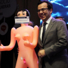 El ministro de Economía de Chile, Luis Céspedes, al recibir el regalo de los empresarios de Asexma.