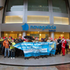 Afectados por las preferentes de Novagalicia Banco se manifiestan ante la sede central de esta entidad en Vigo, en el 2012.