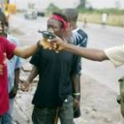 Un rebelde apunta con su arma a un compañero en Monrovia, capital de Liberia