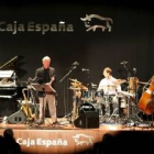 Un momento de la actuación del grupo Oregon en el salón de actos de Caja España