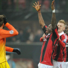 Muntari celebra con sus compañeros el segundo gol del Milan ante el Barça mientras Piqué se lamenta del resultado.