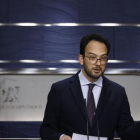 El portavoz socialista, Antonio Hernando, en rueda de prensa en el Congreso.