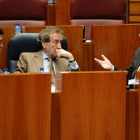 Juan Vicente Herrera conversa con José Antonio de Santiago-Juárez y Carlos Fernández. NACHO GALLEGO