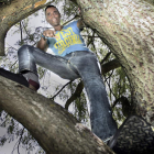 Acostumbrado a posar y a la aventura, Rafa Lomana no dudó ni un segundo en encaramarse ágilmente a un árbol de La Candamia y dejarse fotografiar.
