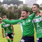 Diego, a la izquierda, es felicitado por Víctor tras conseguir el primer gol del equipo astorgano en tierras viguesas.