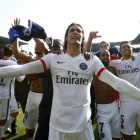 Edinson Cavani (en primer término) y el resto de jugadores del PSG celebran el título de Liga conquistado tras golear al Troyes (0-9).