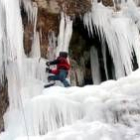 Un joven escala una cascada de hielo formada en Pamplona por el frío