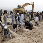Decenas de personas han acudido a un cementerio de Kabul a cavar tumbas para las víctimas del atentado.