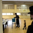 Un joven ultraortodoxo vota hoy en un colegio electoral de Bnei Brak.