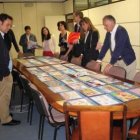 El jurado examina los dibujos del concurso.