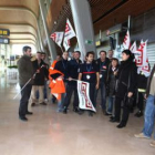 Los trabajadores, concentrados ayer en el aeropuerto.