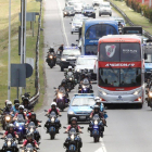 El autobús de River, escoltado, camino al aeropuerto para viajar a Madrid.