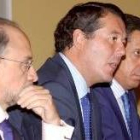 José María Michavila, junto a Eduardo Zaplana y Cristóbal Montoro, en la rueda de prensa de ayer