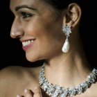 Una modelo posa unos pendientes de perlas naturales y diamantes --y que han sido vendidos por 1,5 millones de euros-- y un collar de diamantes de Bulgari.