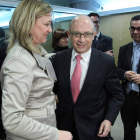Cristóbal Montoro, junto a la consejera de Hacienda de la Junta, Pilar del Olmo.
