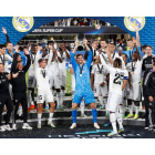 El portero del Real Madrid, Thibaut Courtois (c), levanta el trofeo junto a sus compañeros que les acredita como campeones de la Supercopa de Europa. CHEMA MOYA