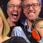 Adele se hace un selfi con unos padres gays y su bebé, durante el concierto de Toronto (Canadá).
