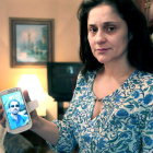 La mujer de Martínez muestra una imagen de su marido.