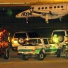 Una caravana policial traslada a un grupo de paramilitares en el aeropuerto colombiano de Rionegro