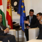 Un momento del encuentro que mantuvieron ayer Zapatero y Mahmud Abbas en Moncloa