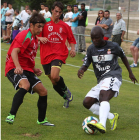 Babalola intenta zafarse de los jugadores del Ejido.