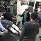 Evacuación de una víctima del atentado en el centro de Kabul.