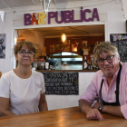 El cocinero argentino Carlos Rodríguez (d) junto a su pareja Mónica Escobar, regentan el bar Pública. CARLOS BARBA