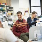Roger Gomis, en el centro, investigador del IRB Barcelona.