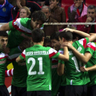 Los jugadores del Athletic celebran el segundo gol de su equipo.