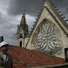 Trabajadores supervisando la cubierta de la Catedral de León en busca de grietas y otros posibles daños. JESÚS F. SALVADORES