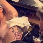 Lady Gaga, haciéndose el tatuaje de la cara de David Bowie.