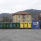 Una de las zonas con mayor concentración de contenedores de basura de la villa de Boñar. CAMPOS