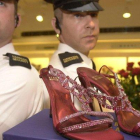 Guardias de seguridad custodian unos zapatos con rubís y platino valorados en 1,47 millones de euros, en Harrods.