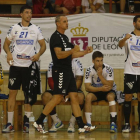 Rafa Guijosa rodeado por sus jugadores