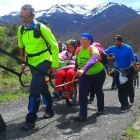 Miembros de la Fundación  Fundación Global Nature llevan a personas con movilidad reducida en Picos de Europa