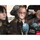 La madre de Marta del Castillo, Eva, acompañada de su marido, Antonio, y de su padre, José Antonio, en el día de ayer.