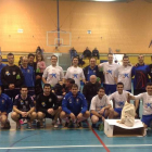 Los dos equipos finalistas posan al término de la gran final del torneo de Navidad de Antibióticos.
