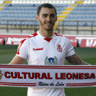 Thierry Moutinho durante su presentación como nuevo jugador de la Cultural en calidad de cedido por el Cluj rumano. MARCIANO PÉREZ
