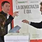 Renzi, tras depositar su voto.