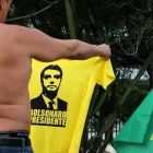 Seguidor de Bolsonaro luce una camiseta con su rostro