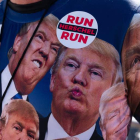 Una camiseta muestra las muecas de Trump. ELIJAH NOUVELAGE