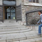 El secretario del consejo de Caja España, ayer, a su llegada a la sede de Botines.